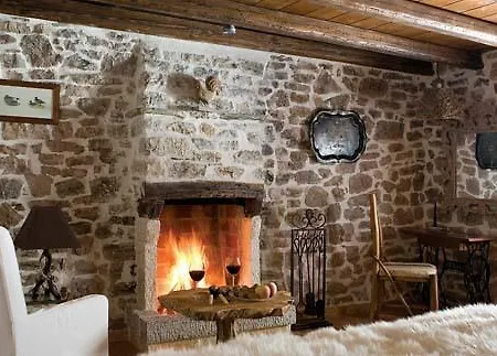 Pensjonat μαγεμένο βουνό Karpenísion