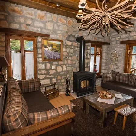 Pensión μαγεμένο βουνό Karpenísion